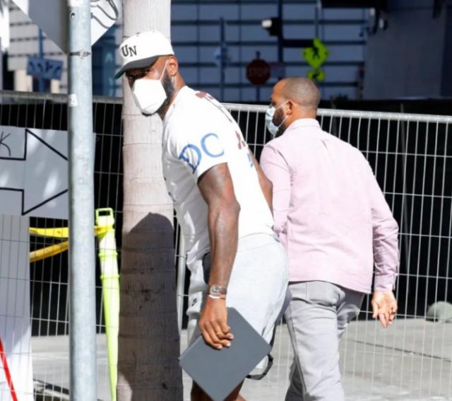 开云app下载-神态匆忙!詹皇第一时间探望儿子 余嘉豪献祈祷